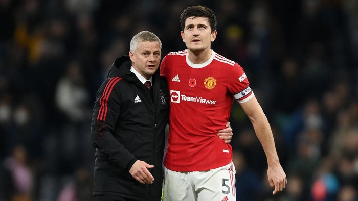 LONDON, ENGLAND - OCTOBER 30: Ole Gunnar Solskjaer embraces Harry Maguire of Manchester United after their sides victory in the Premier League match between Tottenham Hotspur and Manchester United at Tottenham Hotspur Stadium on October 30, 2021 in London, England. (Photo by Mike Hewitt/Getty Images)