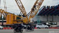 Mengintip Crane Raksasa Pasang Girder di Proyek Tol Becakayu