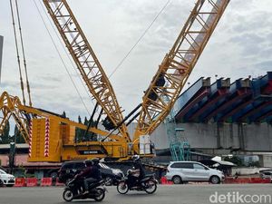 Mengintip Crane Raksasa Pasang Girder di Proyek Tol Becakayu