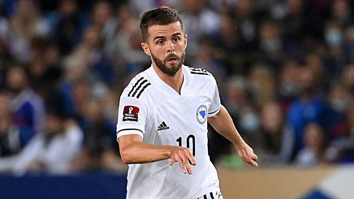 Bosnia-Herzegovina midfielder Miralem Pjanic runs with the ball during the FIFA World Cup Qatar 2022 qualification Group D football match between France and Bosnia-Herzegovina, at the Meineau stadium in Strasbourg, eastern France, on September 1, 2021. (Photo by FRANCK FIFE / AFP)