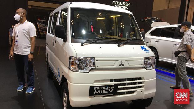 Presiden Joko Widodo (Jokowi) mengemudikan mobil listrik Mitsubishi Minicab-MiEV saat mengunjungi Gaikindo Indonesia International Auto Show (GIIAS), Rabu (17/11/2021).