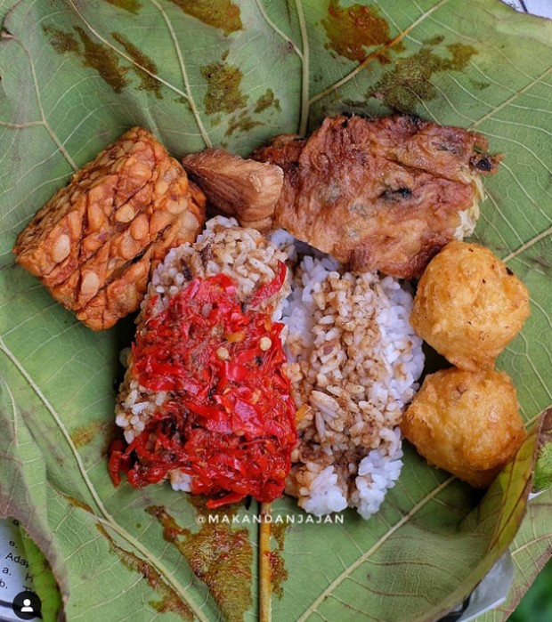 Nasi jamblang, nasi yang dibungkus dengan daun jati dan lauk pauk yang melimpah dengan sambal yang menggugah selera