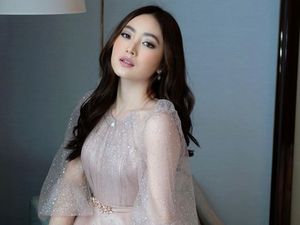 Gaya Cantik Natasha Wilona Jadi Bridesmaid Ria Ricis, Pakai Tas Rp 25 Juta