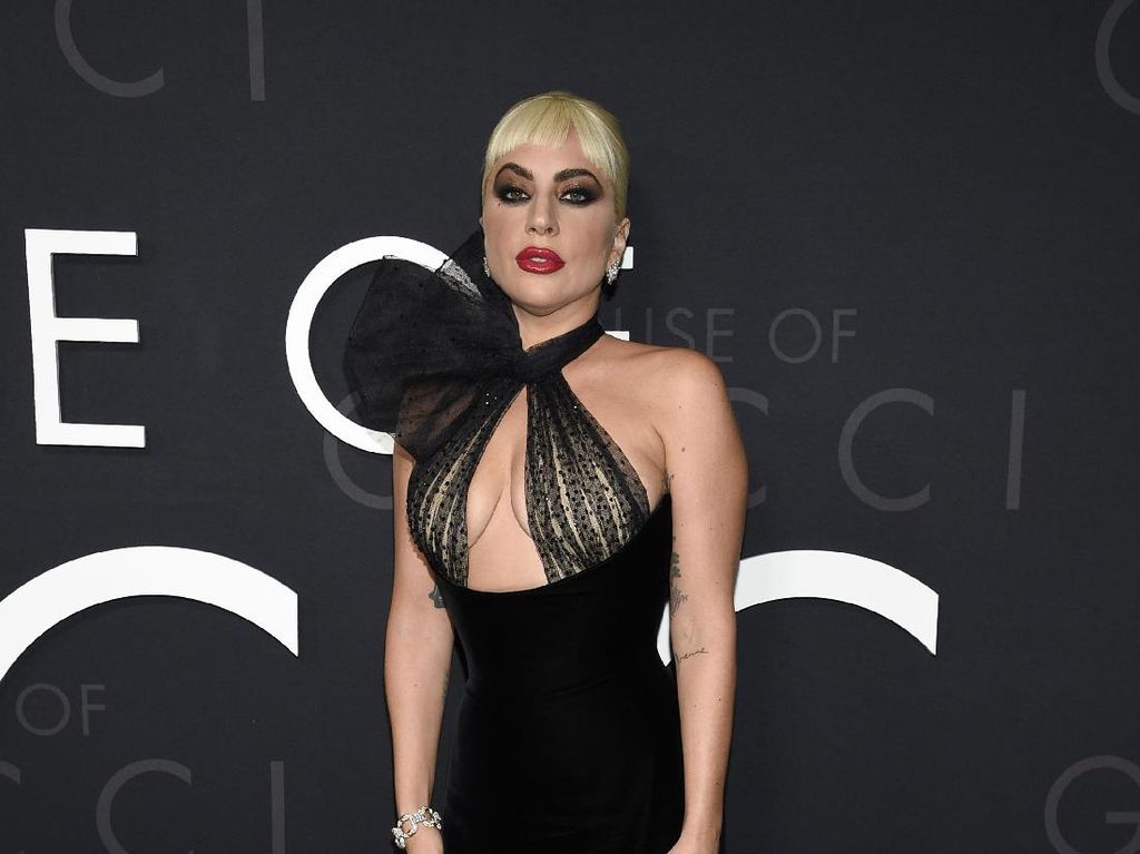 Lady Gaga Sexy In Black di Premiere House of Gucci