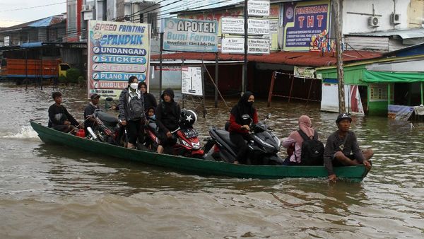 Ojek Perahu Wara-wiri Saat Banjir Merendam Sintang