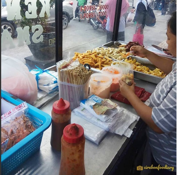 Cemilan otak-otak Smanda Cirebon terasa spesial karena ditambah dengan sambal terasi yang nikmat