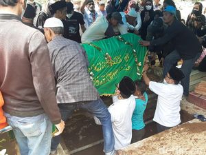 Max Sopacua Dimakamkan di Pemakaman Umum Ciomas Bogor
