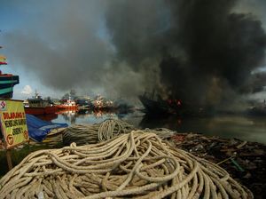 Deretan Kapal Nelayan di Pelabuhan Tegal Terbakar, Kerugian Ditaksir Rp 45 M