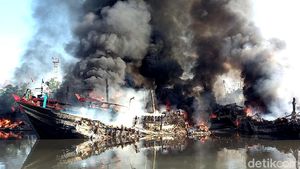 Penampakan Belasan Kapal Nelayan yang Terbakar di Tegal