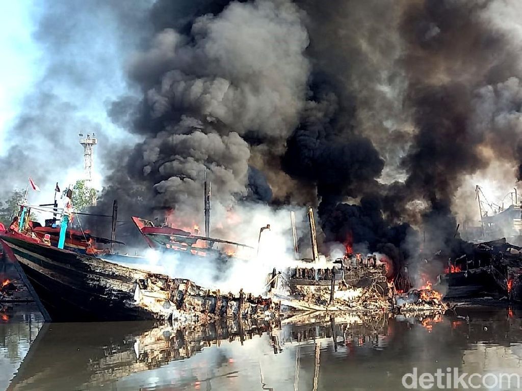 Penampakan Belasan Kapal Nelayan yang Terbakar di Tegal