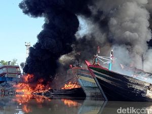 Kapal Nelayan Dibakar di Kalsel, Belasan ABK Asal Rembang Dipulangkan Kapal Nelayan Dibakar di Kalsel, Belasan ABK Asal Rembang Dipulangkan