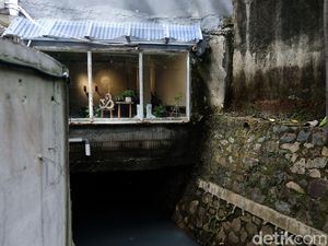 Akhirnya! Pemilik Bakal Bongkar Kafe di Atas Saluran Air Kemang