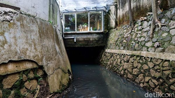 Penampakan Terkini Kafe di Atas Saluran Air yang Terancam Dibongkar