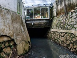 Kafe di Atas Saluran Air Kemang Dibongkar Pemilik Pekan Ini