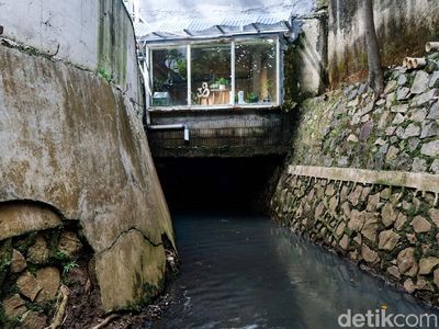 Penampakan Terkini Kafe di Atas Saluran Air yang Terancam Dibongkar