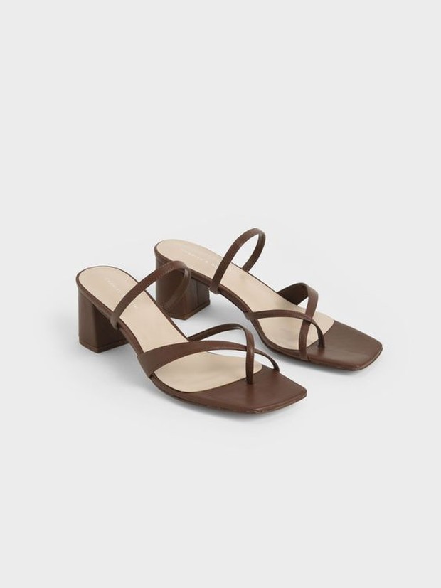 Pakailah strappy sandals yang minimalis