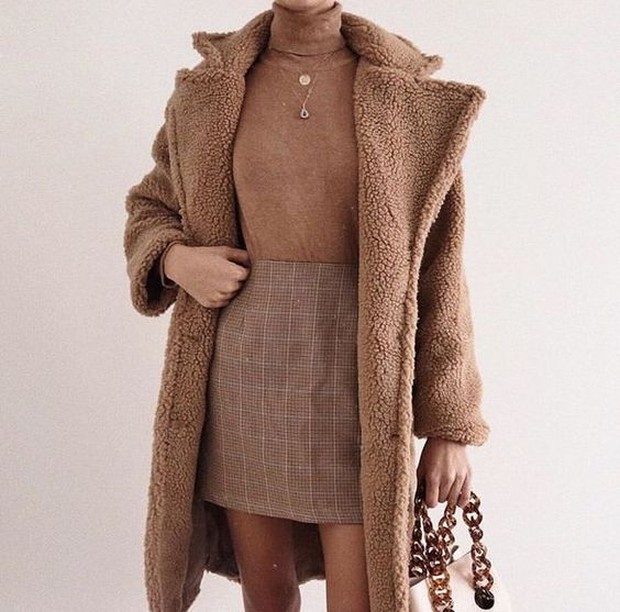 Padukan dengan rok retro dan coat panjang