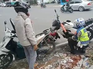 Lihat Pemotor Mogok, Polantas di Bandung Inisiatif Berbagi Bensin