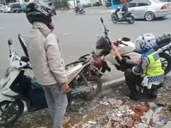 Aksi Polantas Bandung Kuras Bensin Kendaraan Dinas untuk Pemotor Mogok