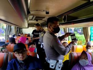 Polisi di Majalengka Razia Penumpang Angkutan Umum untuk Vaksinasi