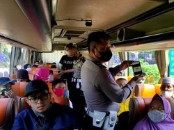 Polisi di Majalengka Razia Penumpang Angkutan Umum untuk Vaksinasi