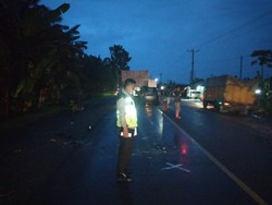 Mobil Rombongan Keluarga Tabrak Truk di Batu Bara Sumut, 1 Orang Tewas