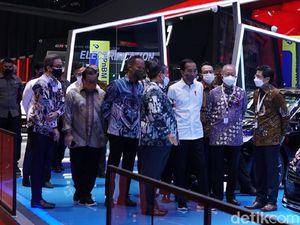Momen Jokowi Kunjungi GIIAS 2021, Lihat-lihat Mobil Apa, Pak?