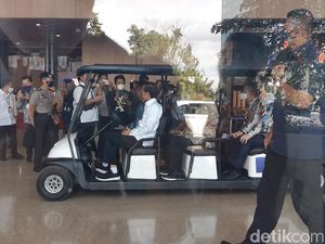 Ketika Jokowi Nyetir Mobil Golf Sendiri di GIIAS