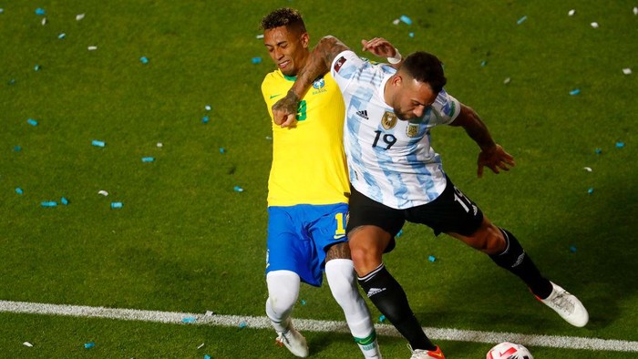 SAN JUAN, ARGENTINA - NOVEMBER 16: Nicolas Otamendi of Argentina competes for the ball with Raphinha of Brazil  during a match between Argentina and Brazil as part of FIFA World Cup Qatar 2022 Qualifiers at San Juan del Bicentenario Stadium on November 16, 2021 in San Juan, Argentina. (Photo by Marcos Brindicci/Getty Images)