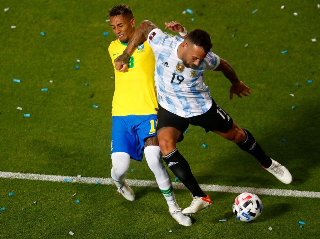 Sikutan Otamendi Bikin Wasit Argentina vs Brasil Kena Hukum!