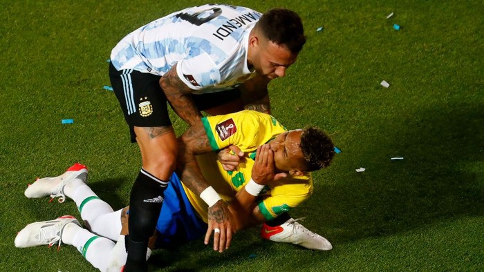 SAN JUAN, ARGENTINA - NOVEMBER 16: Nicolas Otamendi of Argentina holds Raphinha of Brazil after a foul during a match between Argentina and Brazil as part of FIFA World Cup Qatar 2022 Qualifiers at San Juan del Bicentenario Stadium on November 16, 2021 in San Juan, Argentina. (Photo by Marcos Brindicci/Getty Images)