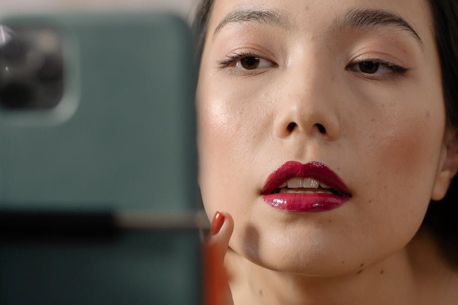 Recommended bold lipstick under 30 thousand / photo : pexels.com/cottonbro