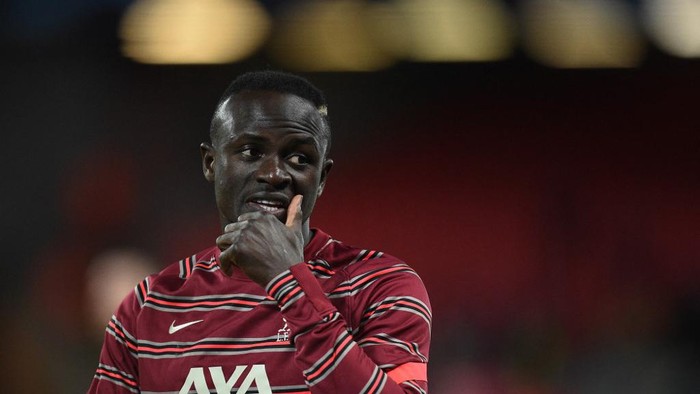 Liverpools Senegalese striker Sadio Mane warms up ahead of the UEFA Champions League group B football match between Liverpool and Atletico Madrid at Anfield in Liverpool, north west England on November 3, 2021. (Photo by Oli SCARFF / AFP)
