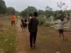 Video Sekelompok Remaja Tawuran Bawa Celurit Viral di Medsos