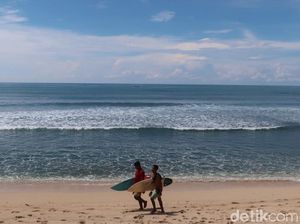 Puluhan Surfer Beradu Taklukkan Ombak di Gunungkidul