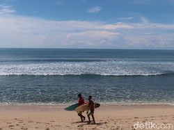 Puluhan Surfer Beradu Taklukkan Ombak di Gunungkidul