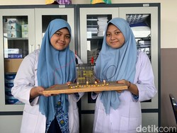 2 Siswi SMP di Surabaya Berinovasi Ganti Air Aki Basah Motor dengan Tuak