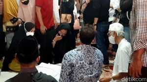 Tiba di Rumah Duka, Isak Tangis Keluarga Sambut Jenazah Max Sopacua