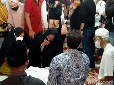 Tiba di Rumah Duka, Isak Tangis Keluarga Sambut Jenazah Max Sopacua