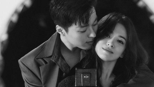 Tidak hanya di drama, pada pemotretan ini banyak netizen mengaku baper melihat kemistri Song Hye Kyo dan Jang Ki Yong yang tampak serasi bak pasangan sungguhan / foto: Dazed Korea