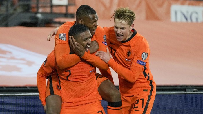 Netherlands Steven Bergwijn is congratulated by teammates after scoring his teams first goal during the World Cup 2022 group G qualifying soccer match between the Netherlands and Norway at De Kuip stadium in Rotterdam, Netherlands, Tuesday, Nov. 16, 2021. (AP Photo/Peter Dejong)