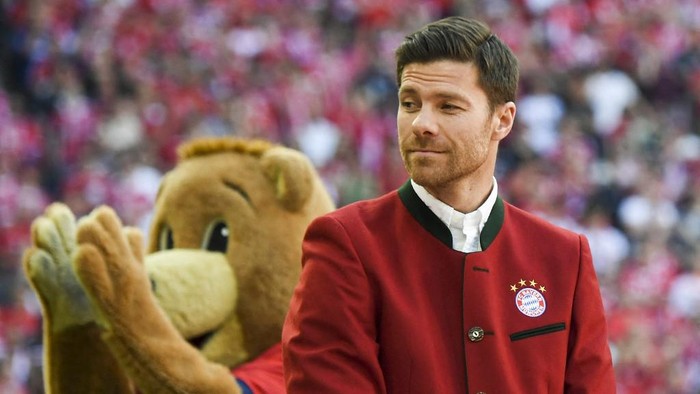 Former Bayern Munich Spanish midfielder Xabi Alonso attends a ceremony during a break in the German first division Bundesliga football match FC Bayern Munich and VfB Stuttgart at the stadium in Munich, on May 12, 2018. (Photo by Christof STACHE / AFP)