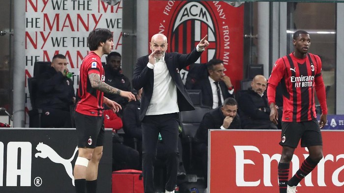MILAN, ITALY - NOVEMBER 07: AC Milan coach Stefano Pioli issues instructions to his players during the Serie A match between AC Milan and FC Internazionale at Stadio Giuseppe Meazza on November 07, 2021 in Milan, Italy. (Photo by Marco Luzzani/Getty Images)