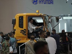 Mitsubishi Fuso Pamerkan Mining Spec Terbaru ke Jokowi di GIIAS 2021