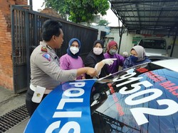 Aksi Sigap Polisi Bantu Evakuasi Ibu Hamil yang Melahirkan di Dalam Mobil Patroli
