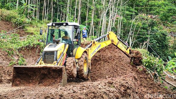 Alat Berat Bersihkan Longsor yang Tutup Akses Jalan di Kulon Progo
