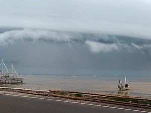 Fenomena Awan Mirip Gelombang Tsunami di Langit Pamekasan, Ini Penjelasan BMKG Fenomena Awan Mirip Gelombang Tsunami di Langit Pamekasan, Ini Penjelasan BMKG