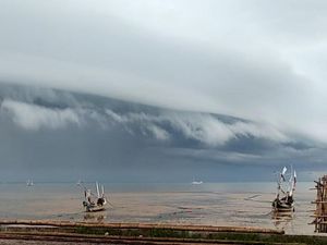 Awan Arcus di Balik Awan Mirip Gelombang Tsunami di Pamekasan Madura Awan Arcus di Balik Awan Mirip Gelombang Tsunami di Pamekasan Madura