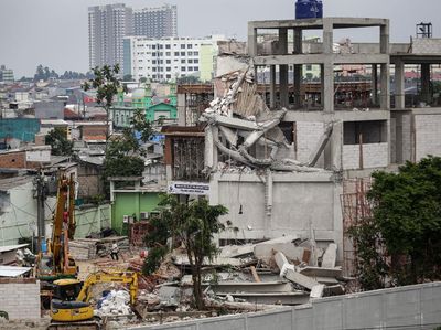 Penampakan Gedung SMAN 96 Jakarta yang Roboh