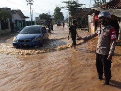 Hati-hati, Jalan Cikancung Bandung Terendam Banjir